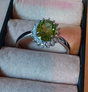 925 Sterling Silver Ring Oval Peridot 9x7mm Natural Gemstone Jewelry Size 9.5 - Picture 1 of 4
