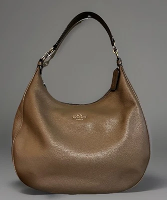 Bolso grande de cuero granulado COACH Harley Hobo color topo sin correa para el hombro F38259 Foto 1 de 4