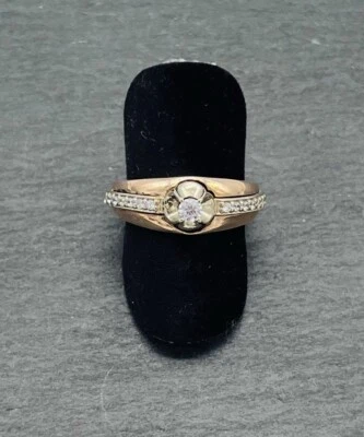 375/- 9KT Roségold Damen mit weißen simulierten Diamanten Gr. 57, guter Zustand. - Bild 1 von 2