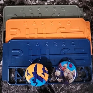 SDCC Comic Con HASBRO PULSE Exclusive Toys Set Of 3 Plates Con & 2 Buttons - Picture 1 of 5