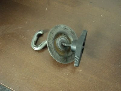 Neumático de repuesto Ford Crown Victoria Police original montaje gancho en J amarre sujeción Foto 1 de 4