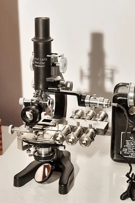 LEITZ POL PETROGRAPHIC MICROSCOPE (CA. LATE 1940'S) WITH RARE INTEGRATING STAGE - Image 1 of 4