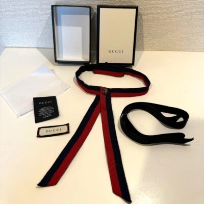 Gargantilla GUCCI Pajarita Azul Marino Rojo Blanco Rayas con Cabeza de Gato Línea Jerez con Caja Foto 1 de 4