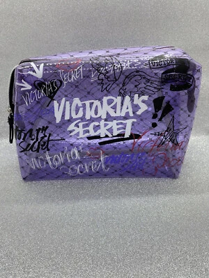 Usado en Excelente Condición Victoria’s Secret Tease Rebel Graffiti Bolso de Cosméticos Tinte Púrpura Transparente Urbano Foto 1 de 4