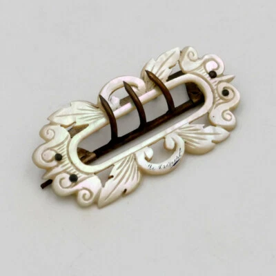 Boucle de ceinture, nacre sculptée « Le Tréport », XIXe siècle costumes anciens - Photo 1/4