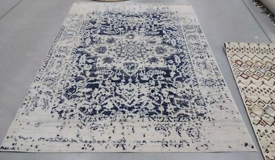 Tapete CREME/MARINHO 6'-7" X 9'-2" para manchas traseiras, preço reduzido 1172708349 MAD603D-6 - Imagem 1 de 4