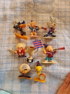 Lot 7 Figures FC BARCELONA looney tunes Warner Bros PVC Characters - Picture 1 of 1