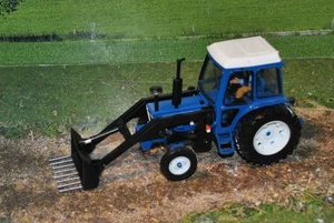 BRITAINS 1/32 FORD 7600 TRACTOR WITH RESIN MUCK LOADER , CONVERSION - Imagen 1 de 2