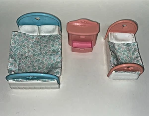 Fisher Price Loving Family Puppenmöbel 1993 Doppelbett, Einzelbett & Kommode - Bild 1 von 3