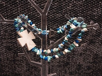 Collar Cruz Cuentas Turquesa Imitación Howlita Teñidas Artesanalmente Foto 1 de 4