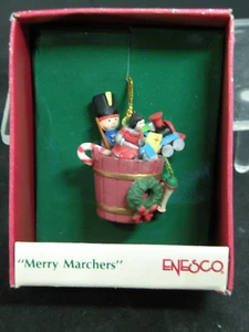 "Merry Marchers"" adorno en miniatura 1989 ENESCO soldado de juguete en cubo de madera - Imagen 1 de 3