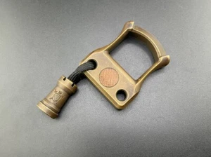 Apribottiglie EDC con perline CJ’s Cave Chris Jones Rook ottone intarsiato micarta - Foto 1 di 5