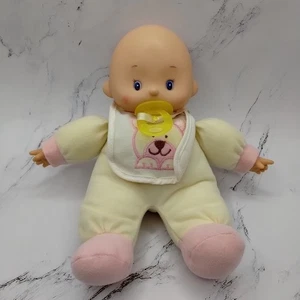 De colección Cititoy Cuerpo Suave Bebé Muñeca Vinilo Cabeza Manos Con Chupete Amarillo Oso Babero  - Imagen 1 de 14