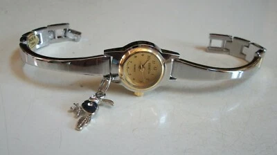 Reloj de moda para mujer con acabado plateado y dorado colgante con dije de pájaro Foto 1 de 4