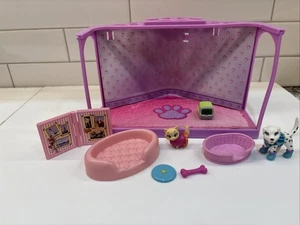 Habitación de colección con estampado de patas de mascota Polly Pocket apilable Studios con gato, perro, hueso + más - Imagen 1 de 6