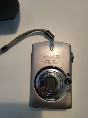 Canon Digital Ixus 750 Silber Gebraucht Guter Zustand mit Zubehörpaket  - Bild 1 von 4