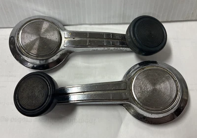 Conjunto VINTAGE de 2 puxadores de manivela de janela Chevy preto e azul cromado modelo #5719477 - Imagem 1 de 4