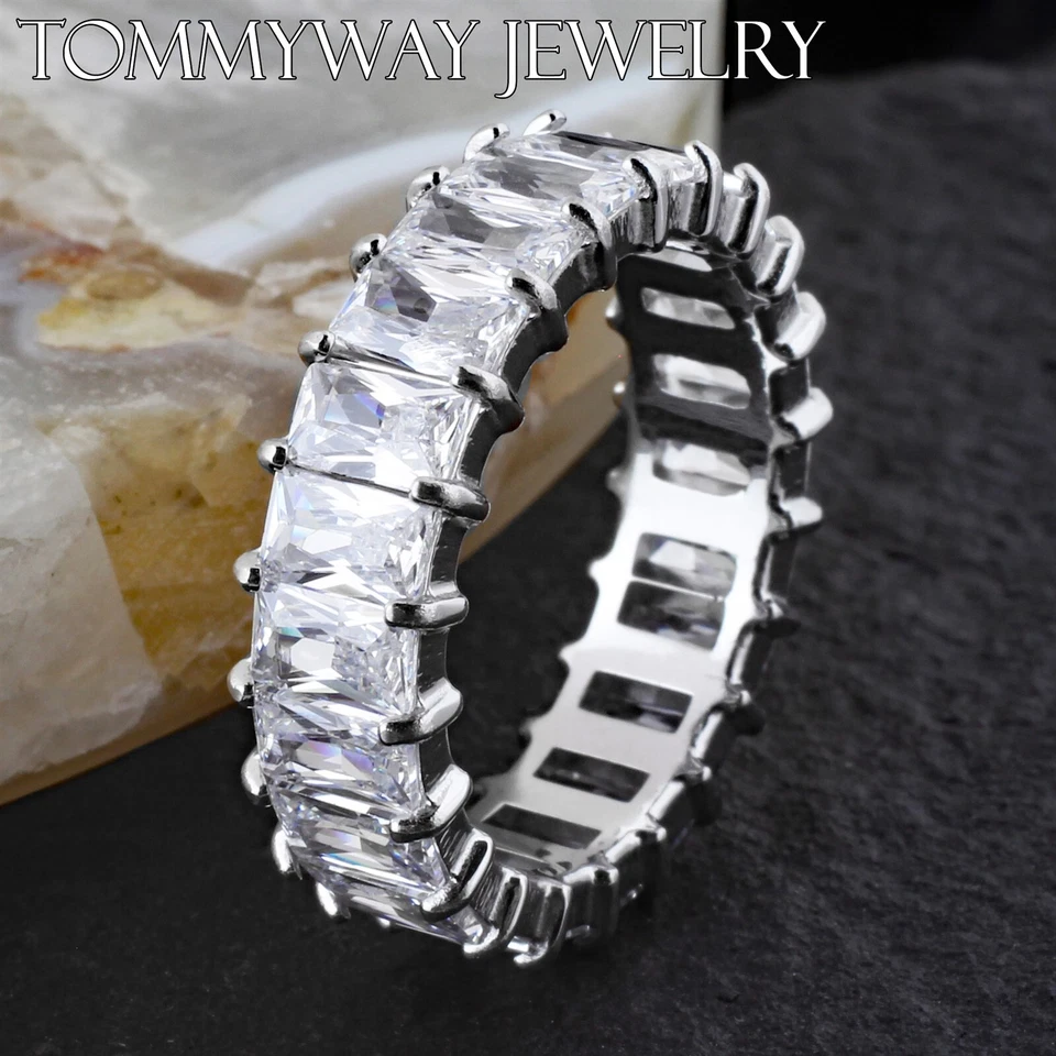 Precioso anillo de boda infinito de acero inoxidable corte esmeralda circonita cúbica Foto 1 de 3