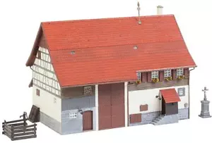 FALLER 130558 casa de campo 190x140x145 mm NUEVO EMBALAJE ORIGINAL casa de pueblo con granero 1:87 - Imagen 1 de 4