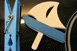 Mini Segelboot aus Holz klein weiß blau Steckfigur Steckdeko Meer - Bild 1 von 5