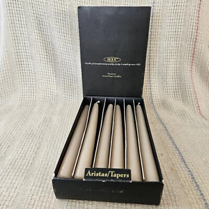 Caja De Colección De 12 Velas Arista/Cónicas ROOT 9" Cónicas, Marfil, Sin Perfume, Nuevo De Lote Antiguo - Imagen 1 de 9