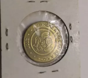 Chuck E Cheese 2007, moneda ficha "Where a Kid can be a kid" color latón Chucky - Imagen 1 de 1