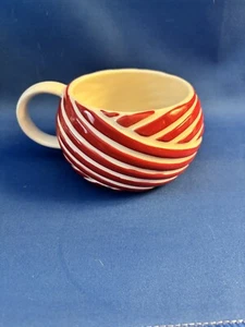 Taza de café de Navidad Starbucks 2013 de cerámica a rayas rojas y blancas 12 OZ - Imagen 1 de 5