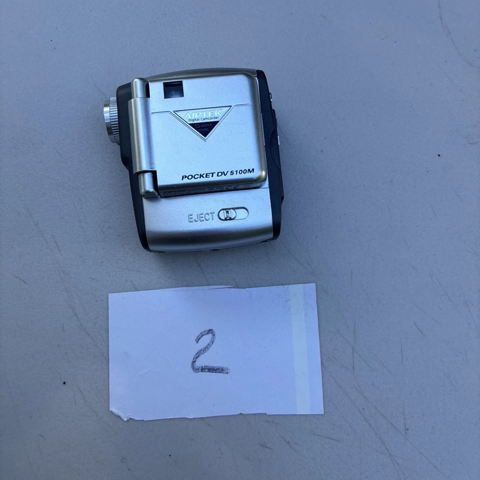 Cámara videocámara digital Aiptek Pocket DV 5100M plateada compacta con estuche  Foto 1 de 4