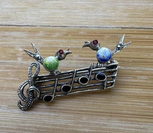 Broche prendedor vintage Alemania plata esterlina esmalte marcasita música pájaros. - Imagen 1 de 4