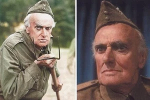 DADS ARMY - Private Fraser - JOHN LAURIE signed album page & PC pic - Picture 1 of 2