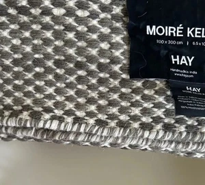 Hay Moiré Kelim, 200x300.  Neuwertiger Zustand, 100% Wolle- Olivgrau/Creme Ton - Bild 1 von 3