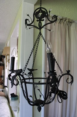 Lámpara de araña vintage de hierro forjado negro con ramas de cristal y pájaros {522}7,27,25 Foto 1 de 4