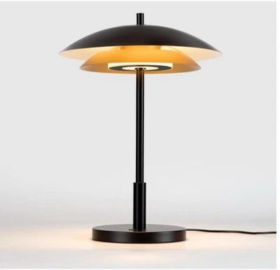 Lámpara de mesa de doble capa negra y dorada enchufe moderno con puertos de carga USB dobles Foto 1 de 4