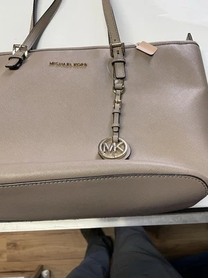 Bolso de hombro Michael Kors de cuero saffiano topo para dama  Foto 1 de 4