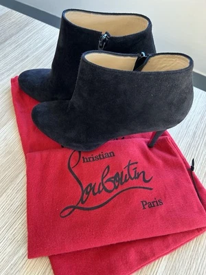 Botas de tornozelo Christian Louboutin de camurça preta - Imagem 1 de 4
