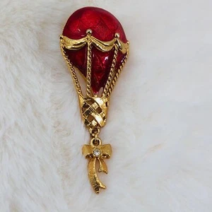 Prendedor de solapa esmaltada tono dorado globo aire caliente Avon Winds of Charm 1994 - Imagen 1 de 3