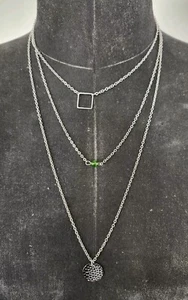 Collar de plata multicadena en capas con dijes. - Imagen 1 de 5