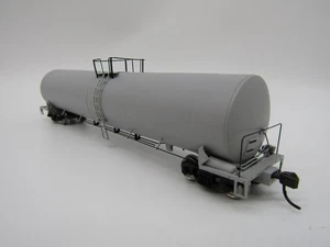 Atlas HO Trinity 25,500 Gallon Tank Car - Undecorated #4 (1986 GATX) - Picture 1 of 3