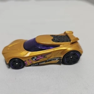 Hot Wheels: AcceleRacer Chicane HW Stunt Team Gold 1:64 Vintage Diecast Race Car - Imagen 1 de 9