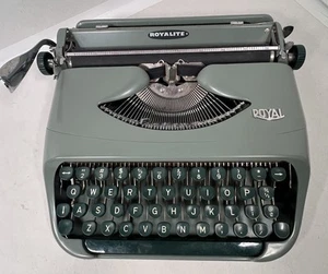 Vintage Royal Royalite Green Portable Manual Typewriter w/ Case,Owners Manual - Picture 1 of 9