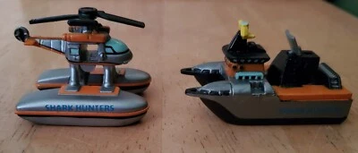 Micro máquina de plástico SHARK HUNTERS barco de pesca en alta mar y helicóptero con jaula Foto 1 de 4