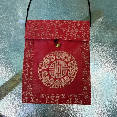 Bandolera pequeña asiática de seda roja Foto 1 de 4