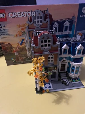 LEGO 10270 Creator Expert Bookshop- 100% complete with figures and box- used - Image 1 of 4