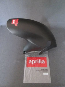 NUEVO GUARDABARROS DELANTERO GENUINO APRILIA RSV1000 03-04 EN NEGRO AP8156031 - Imagen 1 de 3