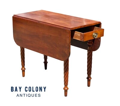 Antigua mesa de comedor Sheraton de caoba con patas talladas en cuerda Foto 1 de 4