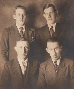 Trajes de retrato de cuatro hermanos de la década de 1930 grupo de estudio pose familia orejas grandes - Imagen 1 de 3