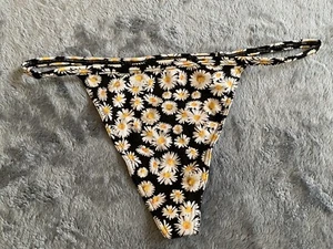 *Victoria's Secret. Medium. V-String / Thong. Black. Floral. NWT - Picture 1 of 5