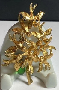 VINTAGE SIGNIERTE CADORO VÖGEL WEIHNACHTSBAUM BROSCHE MIT GRÜNEM GLAS BAUMELN GOLDFARBEN  - Bild 1 von 9