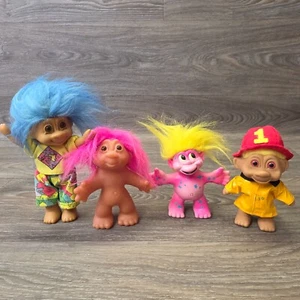 Troll Dolls Vintage Lotto di 4 Costume Dam Russ Impermeabile Streetwear Trendmaster - Foto 1 di 18