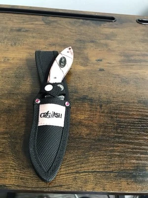 Cuchillo con mango de camuflaje Crush Pink en funda negra  Foto 1 de 4